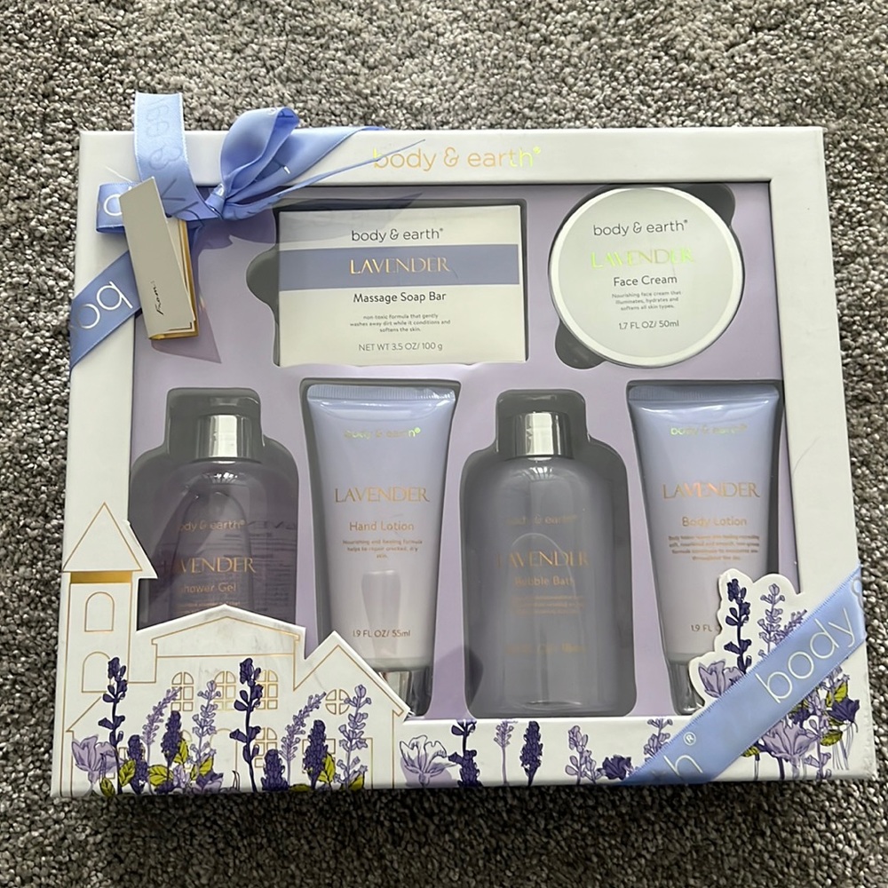 body & earth lavender bath set